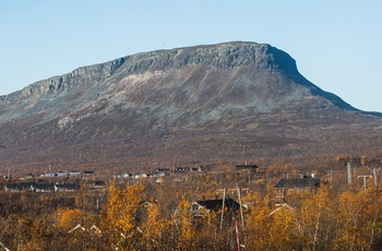 Byen Kilipisjärvi og bjerget Saana Mountain i Finland