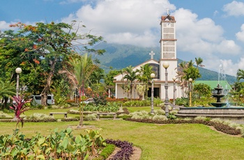 Kirke i La Fortuna by med Arenal vulkanen i baggrunden - Costa Rica