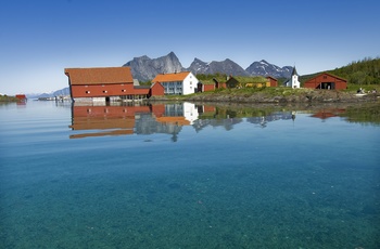 Kjerringøy handelssted fra vandet Kjerringøy handelssted Foto: Ernst Furuhatt - Nordlandsmuseet