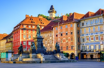 Klassisk arkitektur og klokketårn i centrum af Graz