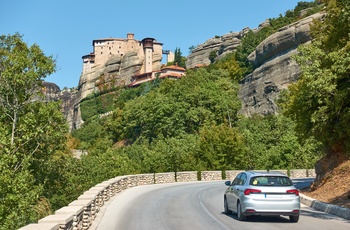 Bil på vej mod kloster i Meteora - Grækenland