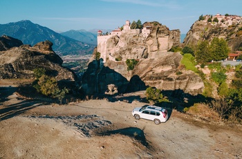 Bil parkeret ved udsigtspunkt til et kloster i Meteora - Grækenland