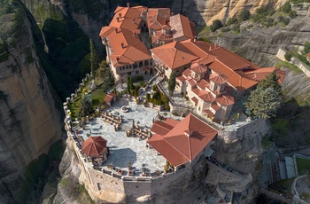 Dronebillede af kloster i Meteora, Grækenland