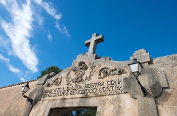 Klosteret Santuari de Cura, Randa, Mallorca, Spanien - inskription over port