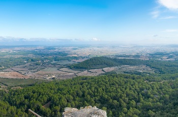 Klosteret Santuari de Cura, Randa, Mallorca, Spanien - udsigt over Mallorca mod Tranumtana bjergene