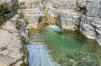 De naturlige pools Kolympythres kendt som Papigo Baths - Grækenland