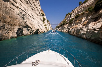 Båd på vej gennem Korinthkanalen - Grækenland