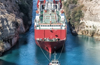 Stort fragtskib på vej gennem Korinthkanalen - Grækenland