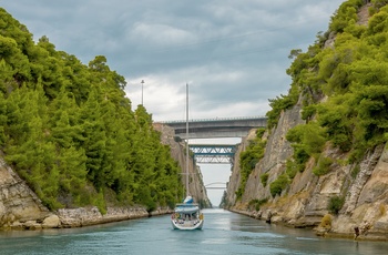 Sejlskib på vej gennem Korinthkanalen - Grækenland