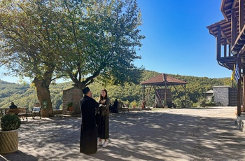 Præst og besøgende ved Koroni-klosteret nær Plastiras-søen - Grækenland