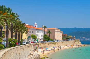 Lille strand langs promenade i Ajaccio i det sydlige Korsika, Frankrig
