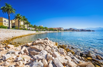 Lille strand i Ajaccio i det sydlige Korsika, Frankrig