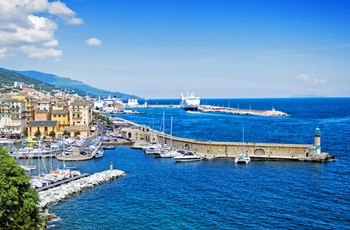 Havn og færgen i kystbyen Bastia, det nordligste Korsika, Frankrig