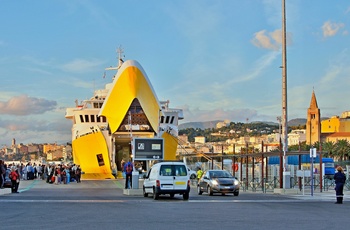 Færgen fra Frankrig ankommer til kystbyen Bastia, det nordligste Korsika, Frankrig