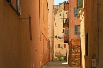 Smal gade i den gamle bydel i kystbyen Bastia i det nordligste Korsika, Frankrig