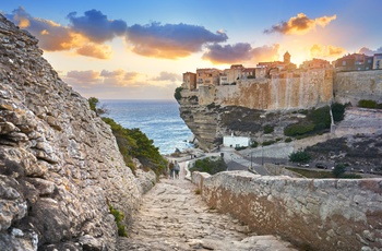 Sti i klipperne på vej mod kystbyen Bonifacio i det sydlige Korsika, Frankrig