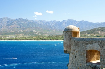 Udsigt fra borgen i Calvi mod bjergene på Korsika, Frankrig