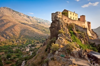 Citadellet i bjerglandsbyen Corte på Korsika, Frankrig