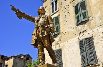 Statue på torvet i bjerglandsbyen Corte på Korsika, Frankrig
