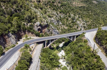 Koskaraka-broen over Rintomo-kløften i Taygetos-bjergene på Peloponnes - Grækenland