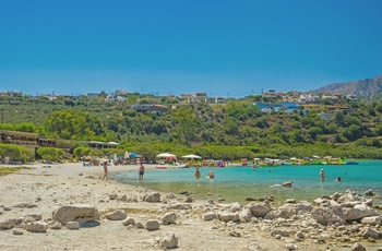 Strand og badende ved Kournas-søen på Kreta