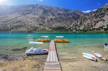 Vandcykler og paddleboards ved bredden af Kournas-søen på Kreta