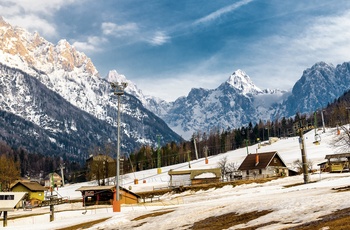 Kranjska Gora i de julianske Alper er et populært vintersportsted, Slovenien