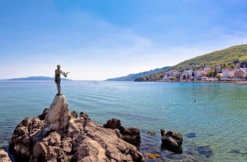 Pigen med mågen statuen - Opatijas i Kroatien