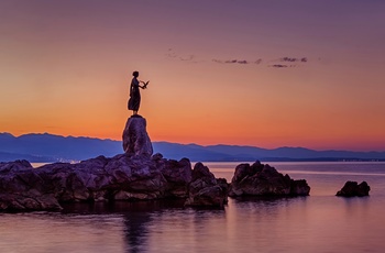 Pigen med mågen statuen - Opatijas i Kroatien