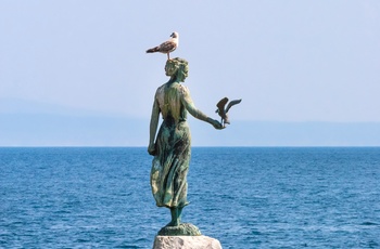 Pigen med mågen statuen - Opatijas i Kroatien