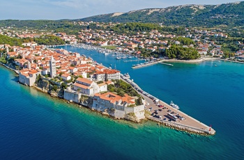 Luftfoto af kystbyen Rab op øen af samme navn - Kroatien