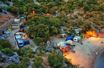 Aftenstemning på campingplads ved en lille strand - Kroatien