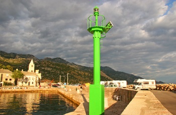Autocampere parkeret i lille havn - Kroatien