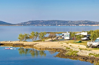 Autocampere ved strand i Dalmatien - Kroatien