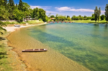 Strand langs floden Korana i Karlovac, Kroatien