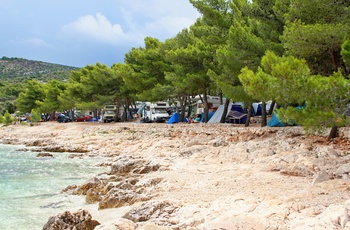 Camping ved strand nær Primosten i Dalmatien - Kroatien