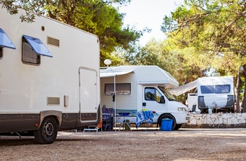 Autocampere på campingplads nær Trogir i Dalmatien - Kroatien