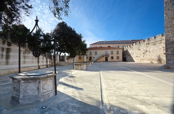 Pladsen med de 5 brønde i Zadar, Dalmatien i Kroatien
