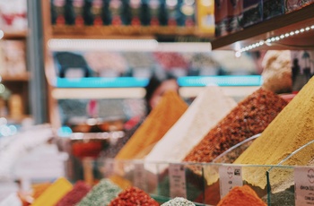Krydderier på marked i Istanbul - Foto: Linus Mimietz, Unsplash
