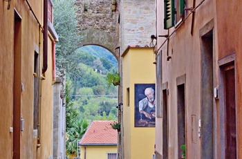 Smal gade i kunstnerbyen Vicchio i Toscana - Italien