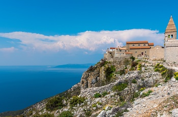 Gammel fæstning på øen Cres, Kvarnerbugten i Kroatien