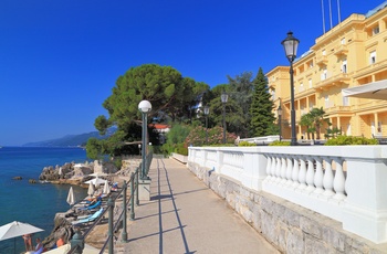 Promenaden i kystbyen Opatija, Kvarnerbugten i Kroatien