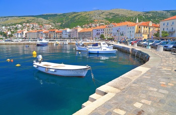 Havnepromenaden i kystbyen Senj, Kvarnerbugten i Kroatien