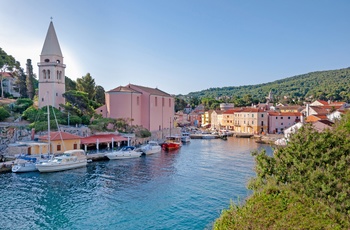 Byen Veli Losinj på øen Losinj, Kvarnerbugten i Kroatien