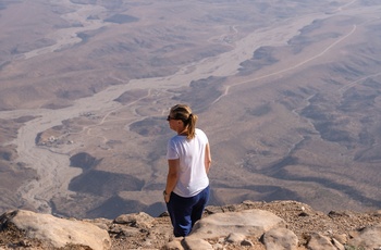 Kvinde på Jebel Sharms i Jabal Akhdar-bjergene, Oman