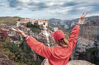 Kvinder med udsigt til kloster i Meteora bjergområdet i Grækenland