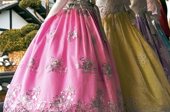 Kvindes hanbok i butik i Jeonju Hanok Village - Sydkorea
