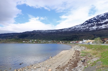 Lille strand ved kystbyen Bjerkvik i Nordnorge