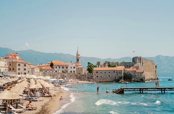 Strand i kystbyen Budva i Montenegro - Foto: Eirik Skarstein, Unsplash