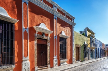 Smukke, farverige husfacader i kystbyen Campeche i Mexico